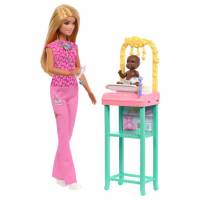 Coffret Barbie Pédiatre avec poupée blonde en tenue de travail rose, 1 poupée bébé à 10.15 €