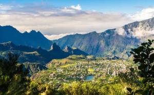 Vol direct A/R Paris (ORY) <-> La Réunion (RUN) Du 29 novembre au 7 décembre (Bagage Cabine 12 Kg à 399.67 €